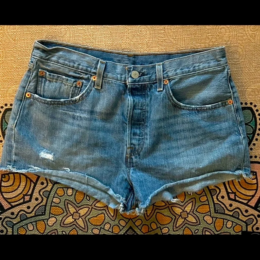 Levi’s 501 women’s jean shorts button front 30” waist
